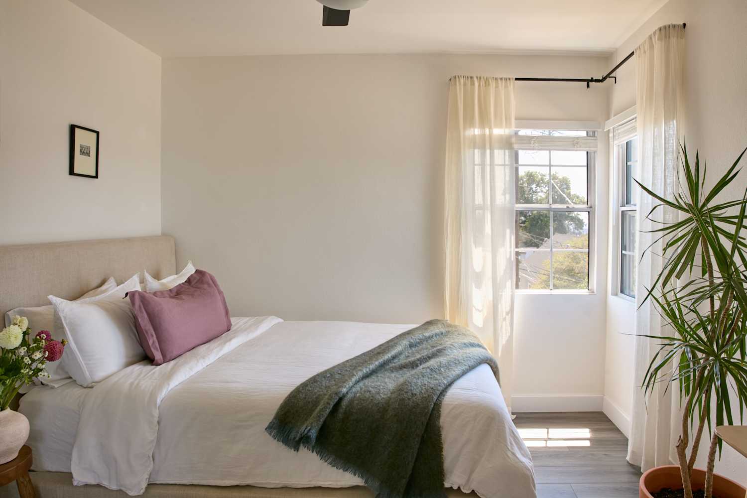 4 Small Bedroom Layout Ideas That Maximize Space & Comfort | Apartment ...